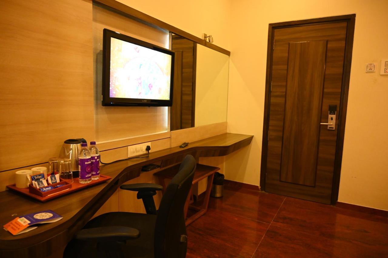 Hotel Center Point Solapur Luaran gambar