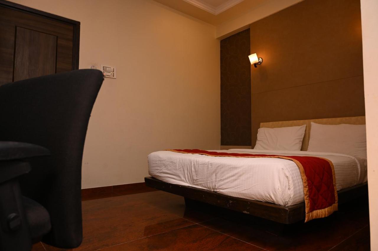 Hotel Center Point Solapur Luaran gambar